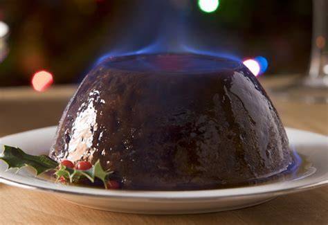 Traditioneller Christmas Pudding, mit Brandy übergossen und flambiert