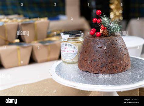Traditioneller Christmas Pudding mit Bourbon und Trockenfrüchten