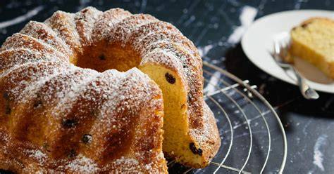 Traditioneller Gugelhupf frisch gebacken
