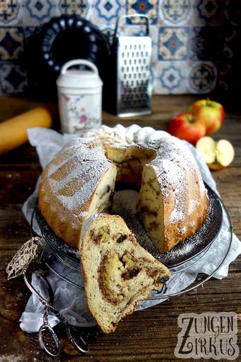 Traditioneller Gugelhupf mit Hefe und Mandeln auf einem Holzbrett