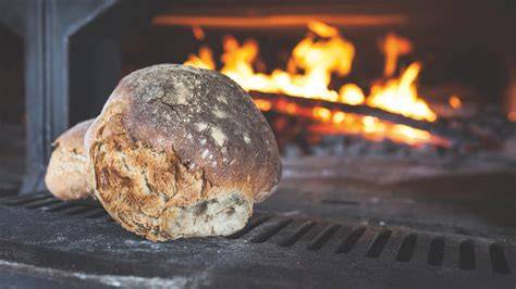 Traditioneller Holzofen mit frischem Holzofenbrot