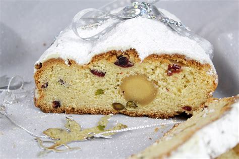 Traditioneller Marzipan Stollen mit Cranberries angeschnitten