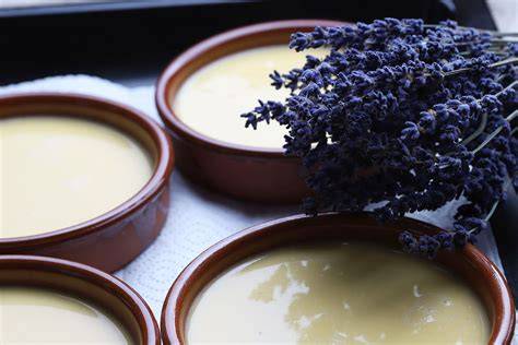 Traditioneller Mehlpudding im Wasserbad gegart