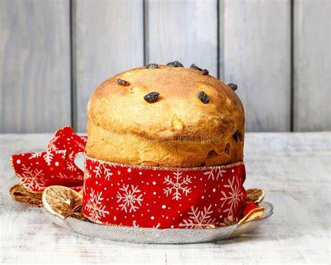 Traditioneller Panettone - italienischer Weihnachtskuchen