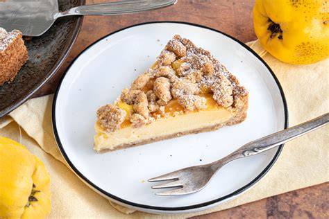Traditioneller Quittenkuchen mit Streusel auf Backblech und Quittenfrüchten