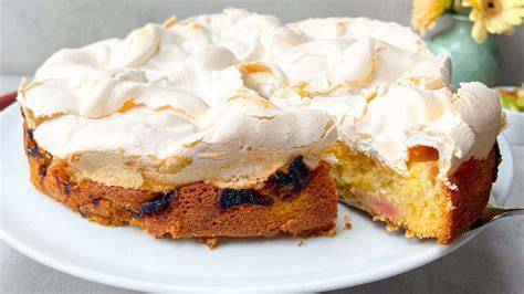 Traditioneller Stachelbeer-Baiser-Kuchen auf Omas Tortenplatte