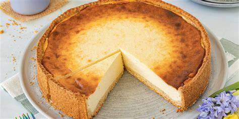 Traditioneller deutscher Käsekuchen und amerikanischer Cheesecake im Vergleich
