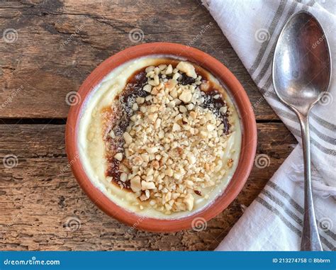 Traditioneller türkischer Feigen-Milch-Pudding