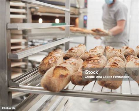 Traditionelles Backhandwerk, Bäcker bei der Arbeit