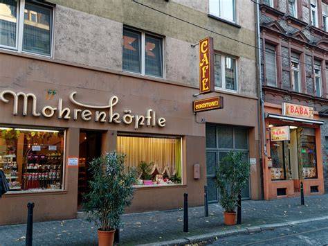 Traditionelles Café Mohrenköpfle mit Kuchentheke