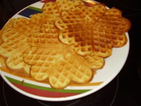 Traditionelles Neujahrskucheneisen und frische ostfriesische Waffeln