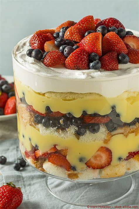 Traditionelles Trifle in Glasschüssel mit Schichten