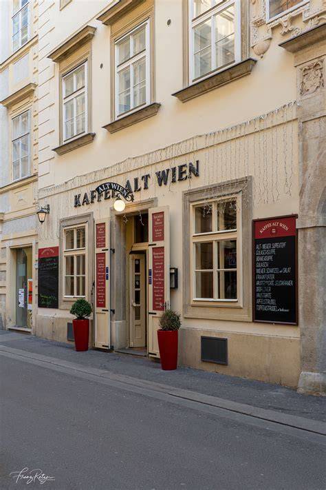 Traditionelles Wiener Kaffeehaus mit Mehlspeisenangebot