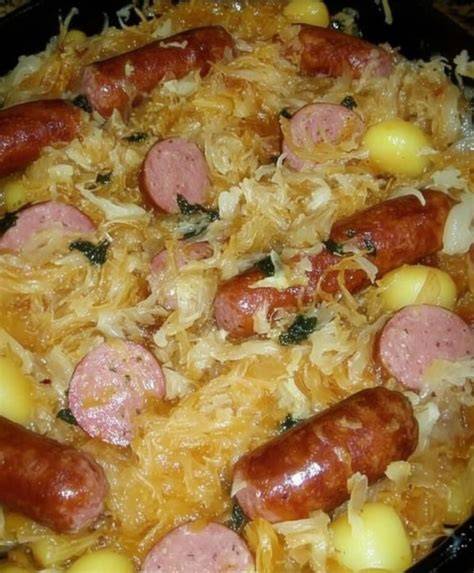 Traditionelles Wodkaglas und Begleitessen