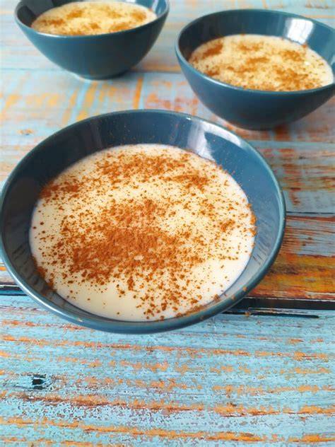 Traditionelles griechisches Dessertbuffet mit Milchreis und Milfei