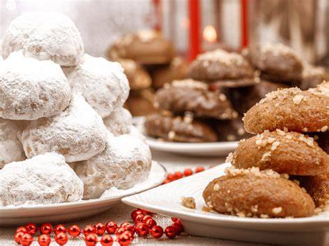 Traditionelles griechisches Weihnachtsgebäck Kourabiedes, angerichtet und mit Puderzucker bestäubt