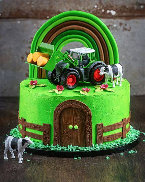 Traktor-Torte mit Fondant und Deko auf Partyplatte
