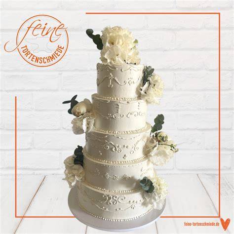Transport und Anrichten einer weißen Hochzeitstorte