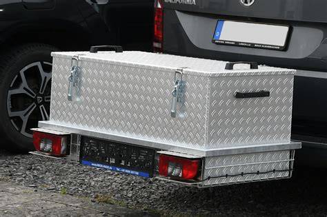Transportbox mit gekühlten Tortenebenen