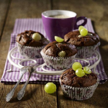 Trauben-Schoko-Muffins auf rustikalem Brett mit halbierten grünen und blauen Trauben