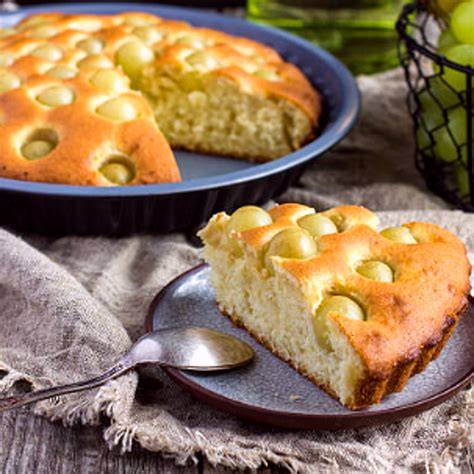 Traubenkuchen in einer Kuchendose aufbewahrt