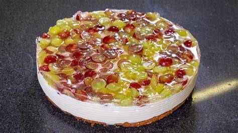 Traubentorte mit Haselnussboden: Schichtfoto mit Quarkcreme und Trauben