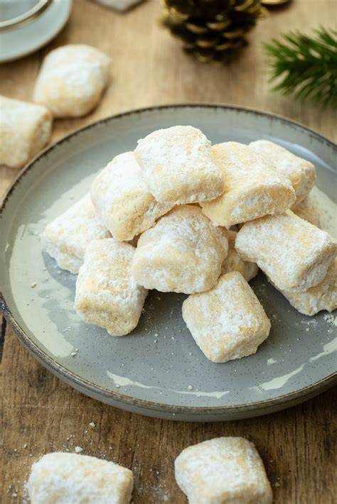 Traumstücke mit Schneeschicht aus Puderzucker