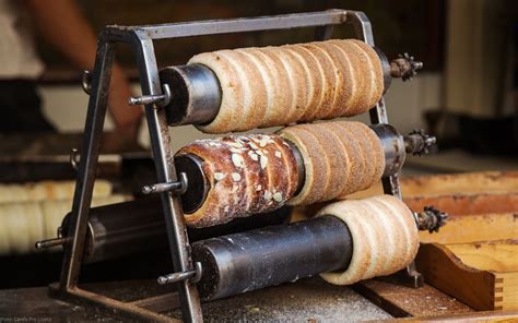 Trdelník in verschiedenen Toppings und Füllungen serviert