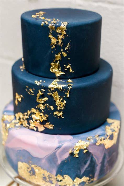 Trendige Torten mit schwarzem Fondant und Goldakzenten