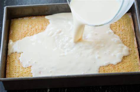 Tres Leches Kuchen, gestochen und mit Milchmischung getränkt