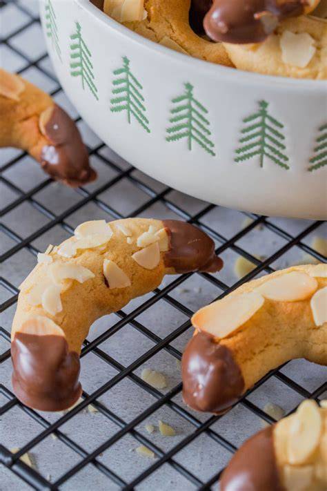 Trick: Marzipan am besten mit dem Hobel reiben oder gut gekühlt schneiden