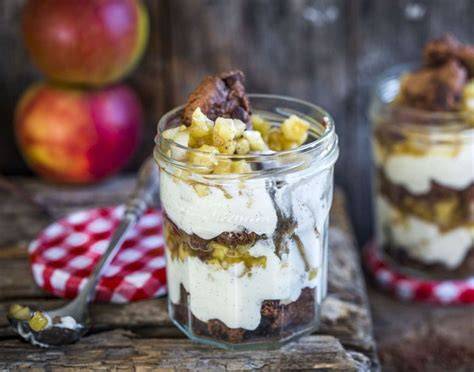Trifle im Glas mit Keksbröseln und Birnen