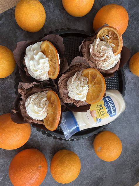 Trifle in Schale, dekoriert mit kandierten Orangenscheiben
