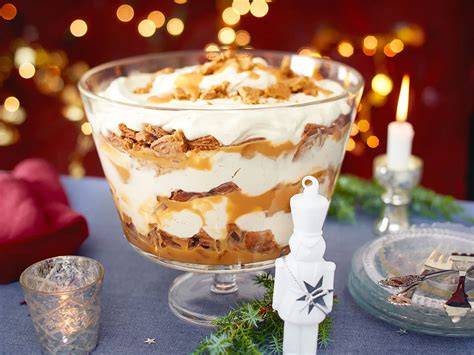 Trifle mit Sandkuchenresten in der Glasschüssel
