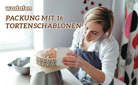 Trikot-Schablone und ausgeschnittener Kuchen