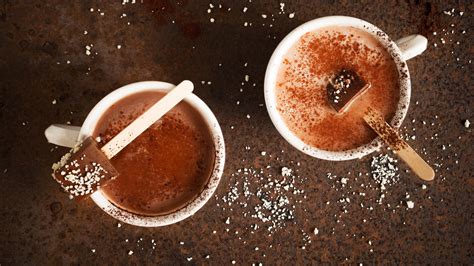 Trinkschokolade am Stiel dekoriert mit Streuseln