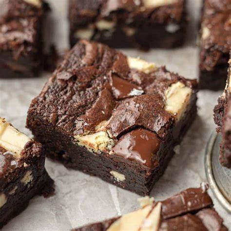 Triple Chocolate Brownies mit Frischkäse-Himbeer-Guss