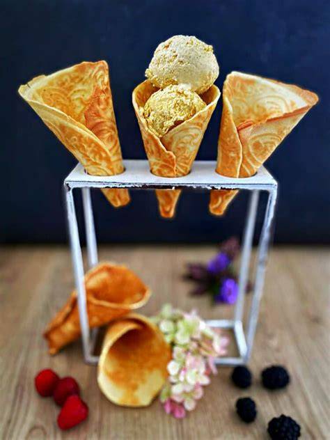 Turmspitzen und Türme aus Eiswaffeln mit goldener Airbrush-Farbe