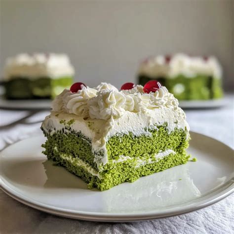 Typische Darstellung eines Tres Leches Kuchens mit Sahne und Früchten