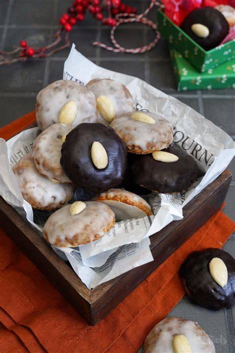Typische Dekoration und Serviervorschläge für Mini Elisenlebkuchen