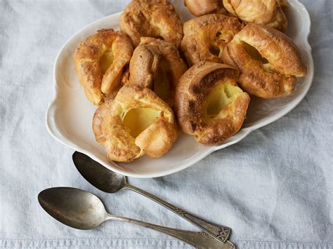 Typische Muffinform für Yorkshire Pudding mit Fett in den Mulden