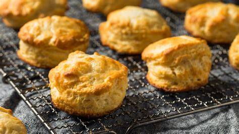 Typische Scones werden in runde Formen ausgestochen und goldgelb gebacken