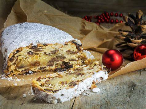 Typische Stollenform mit Marzipanfüllung