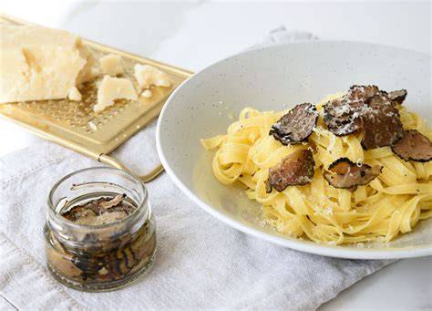 Typische Trüffelgerichte: Pasta mit gehobeltem Trüffel & Trüffelkäse