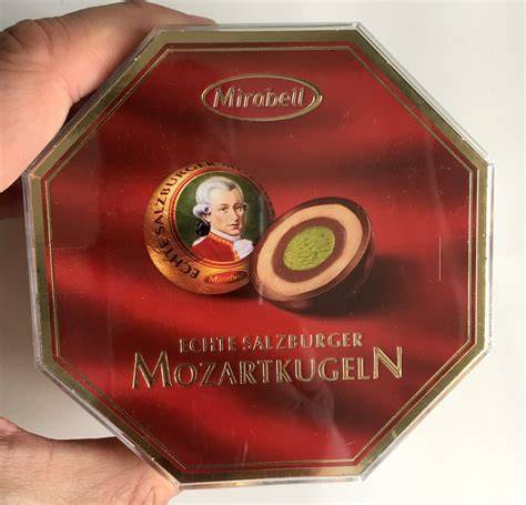 Typische Verpackung der Original Salzburger Mozartkugel von Paul Fürst
