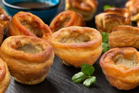 Typische Yorkshire Puddings - klassisch und modern angerichtet