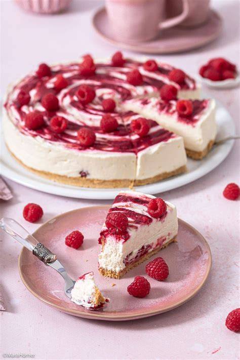 Typische Zutaten für No-Bake-Kuchen: Schmand, Kekse und Früchte