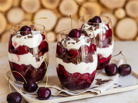 Typische Zutaten für Schwarzwälder Kirsch Dessert
