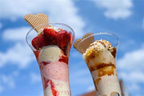 Typischer Eisdielen-Becher und Waffel im direkten Kalorienvergleich