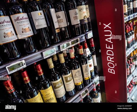 Typischer französischer Supermarkt mit umfangreichem Wein- und Biersortiment